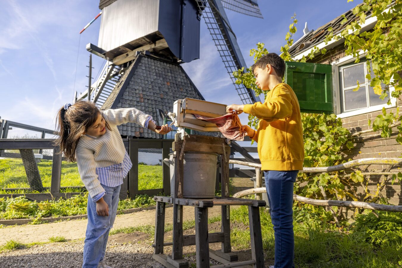 Kinderen leren op molenerf Museummolen Blokweer Kinderdijk