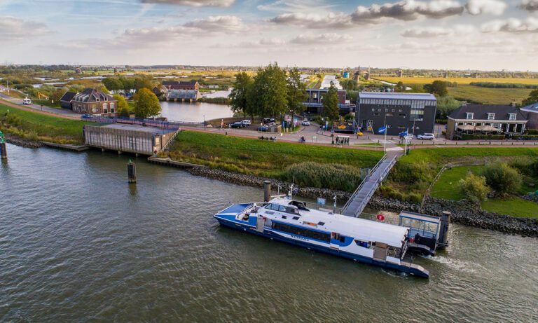 https://v1.kinderdijk.com/wp-content/uploads/2023/01/kinderdijk-vervoer-waterbus-Card-1340x804-1.jpg