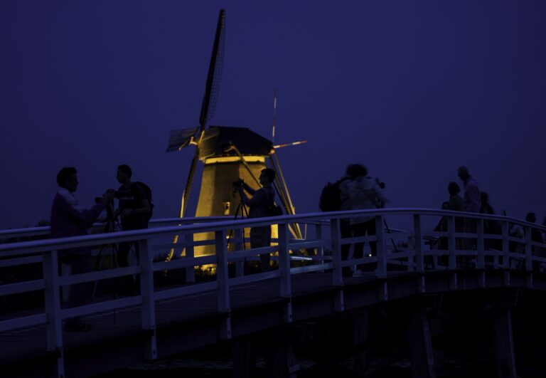 https://v1.kinderdijk.com/wp-content/uploads/2023/07/Kinderdijk_VerlichteMolens_ceesvdwal.jpg