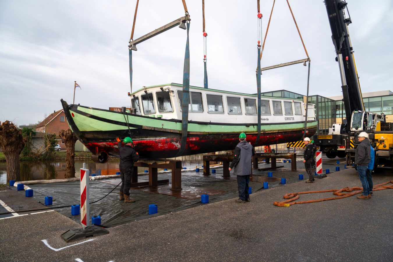 Cruiser rondvaartboot terug in Kinderdijk