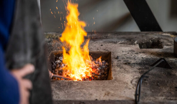 Smid in het Wisboomgemaal die het vuur aanwakkert.
