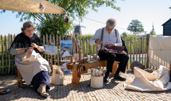 Ambachtendag in Kinderdijk - twee zeilmakers